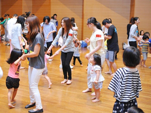  5月30日 親子レク 親子体操と尺八演奏会